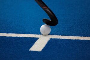 Fotografía de Biel Aliño, en la que puede verse en una imagen de archivo del 5 de febrero de 2021 un stick y una bola de hockey durante un partido. EFE
