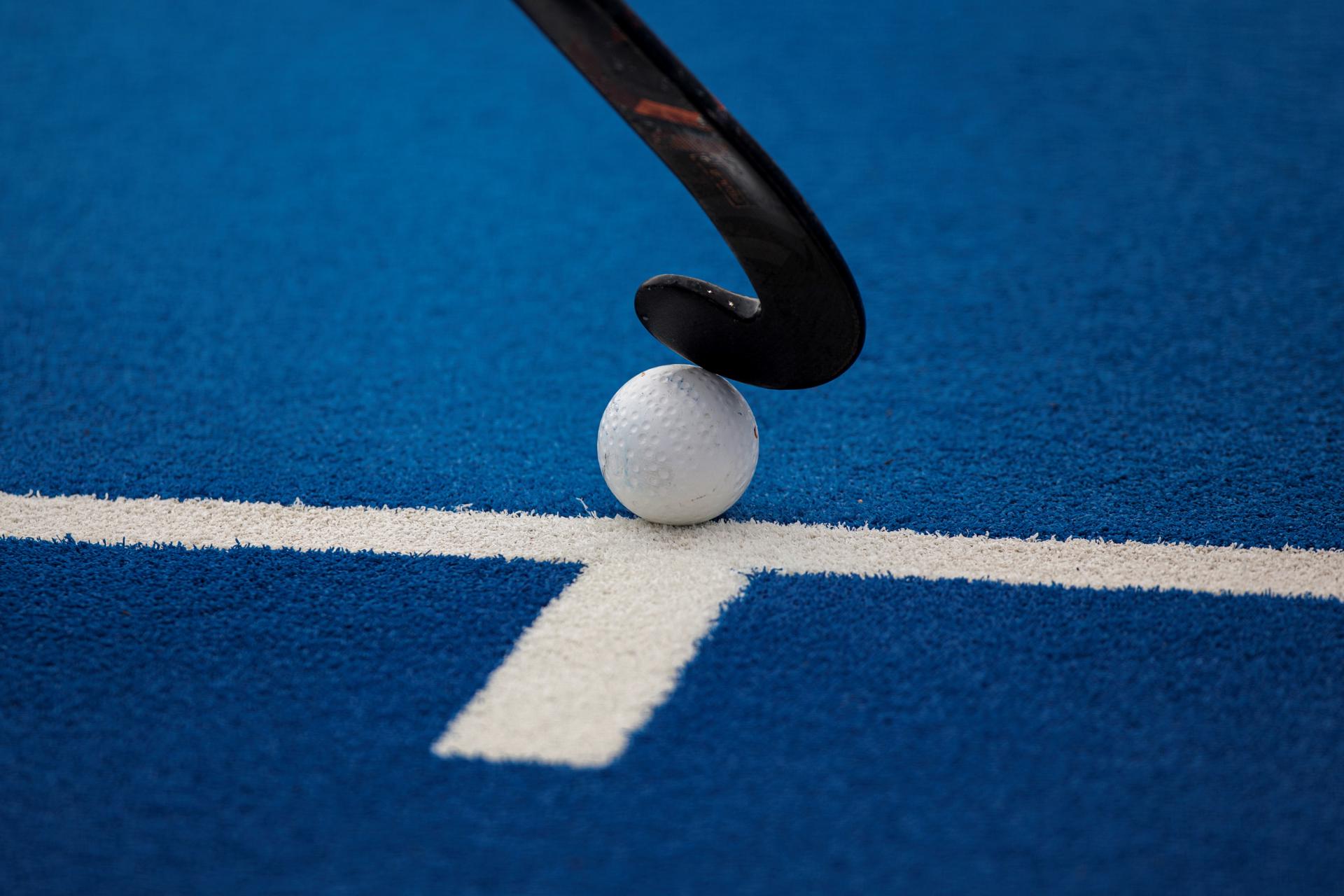 Fotografía de Biel Aliño, en la que puede verse en una imagen de archivo del 5 de febrero de 2021 un stick y una bola de hockey durante un partido. EFE