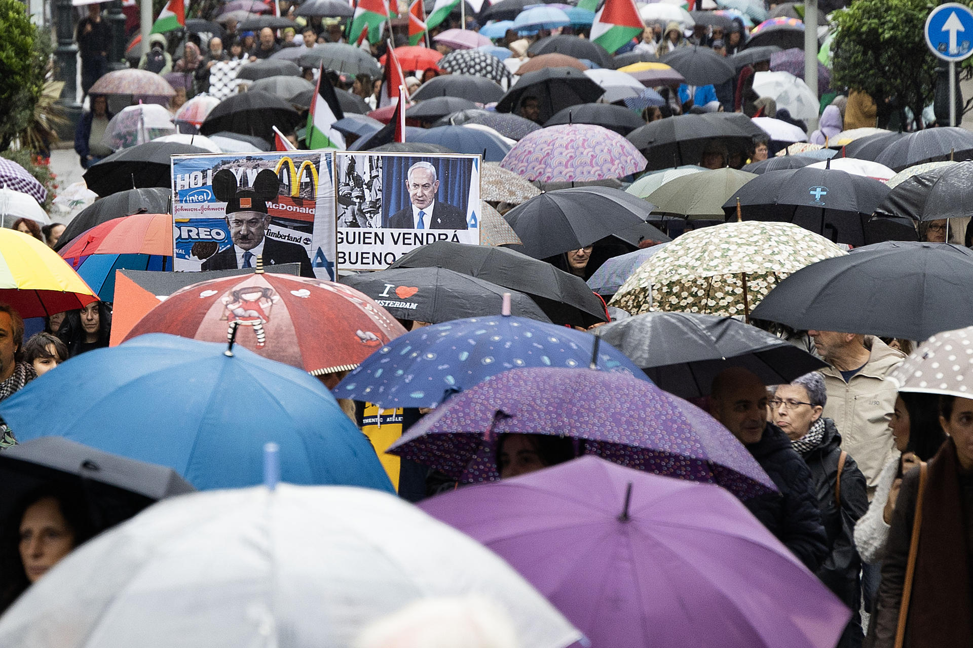 Manifestación convocada por la Plataforma Cívica de Vigo Pro Palestina y respaldada por 42 organizaciones y entidades políticas contra el genocidio de Gaza, este sábado, en Vigo. EFE/ Salvador Sas
