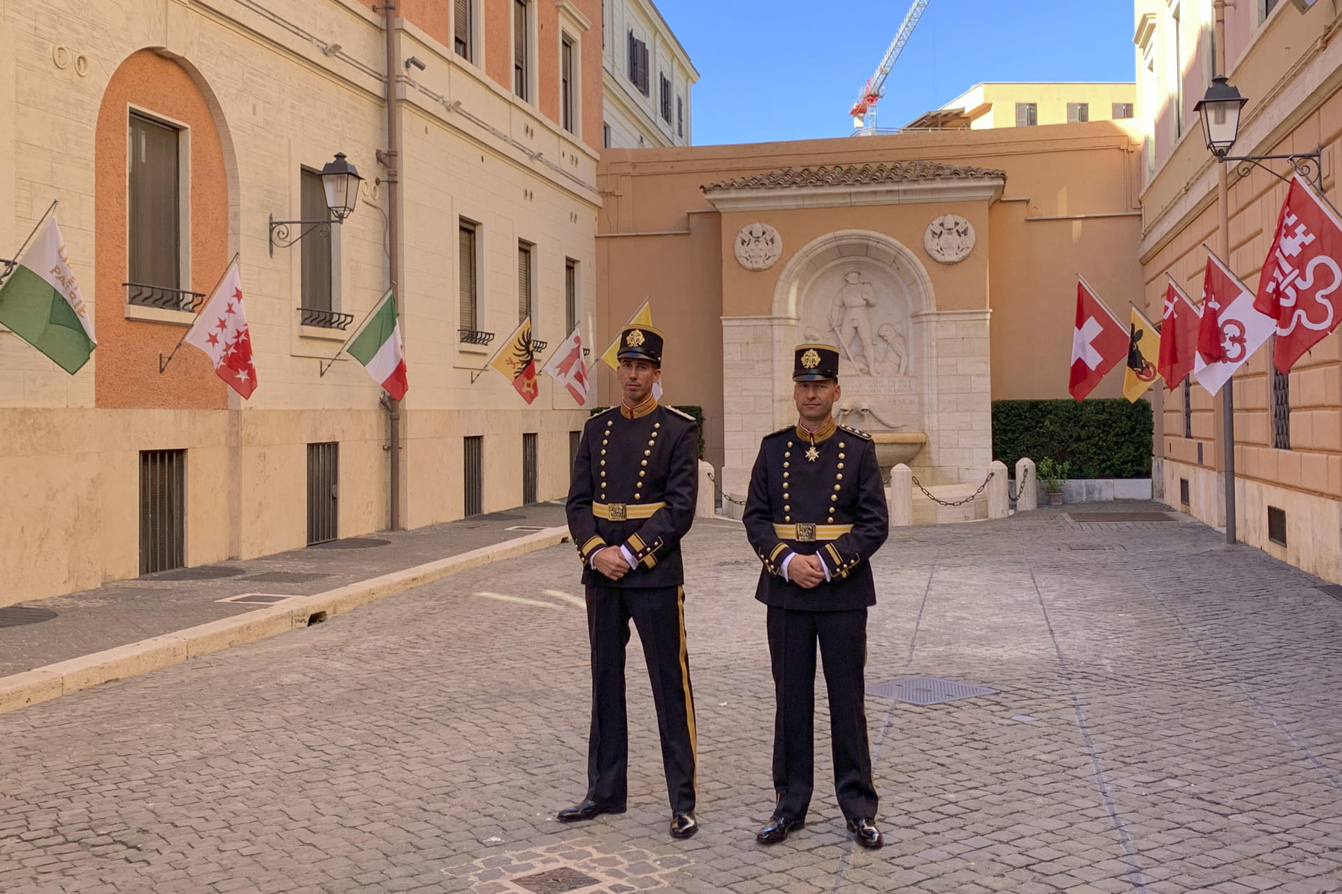 La Guardia Suiza, el cuerpo militar que protege a los pontífices desde hace siglos, recupera parte de su estética original dos días antes del juramento, con un nuevo uniforme de representación diseñado para ser "fiel a la línea del pasado" y asemejarse al que estuvo en uso hace quinientos años. EFE/ Carlos Expósito