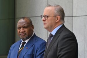 Canberra (Australia), 07/12/2023.- Papua New Guinea's Prime Minister James Marape (L) and Australia's Prime Minister Anthony Albanese at a press conference after signing a Bilateral Security Agreement at Parliament House in Canberra, Australia, 07 December 2023. Papua New Guinea Prime Minister James Marape is visiting Australia. (República Guinea, Papúa-Nueva Guinea, Papúa Nueva Guinea) EFE/EPA/MICK TSIKAS AUSTRALIA AND NEW ZEALAND OUT