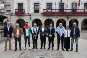 El presidente de la Federación Palestina de Fútbol, Jibril Rajoub, (3d) y la vicepresidenta este organismo Susan Shalabi, (c) Yaser Hamed, (3i) jugador vasco de esta selección, el presidente de la Federación Vasca, Iker Goñi, (4d) y el alcalde de Gernika, José Maria Gorroño, (4i) entre otros este sábado en la presentación del partido que enfrentará a ambas selecciones el próximo 15 de noviembre en San Mamés. EFE/Luis Tejido