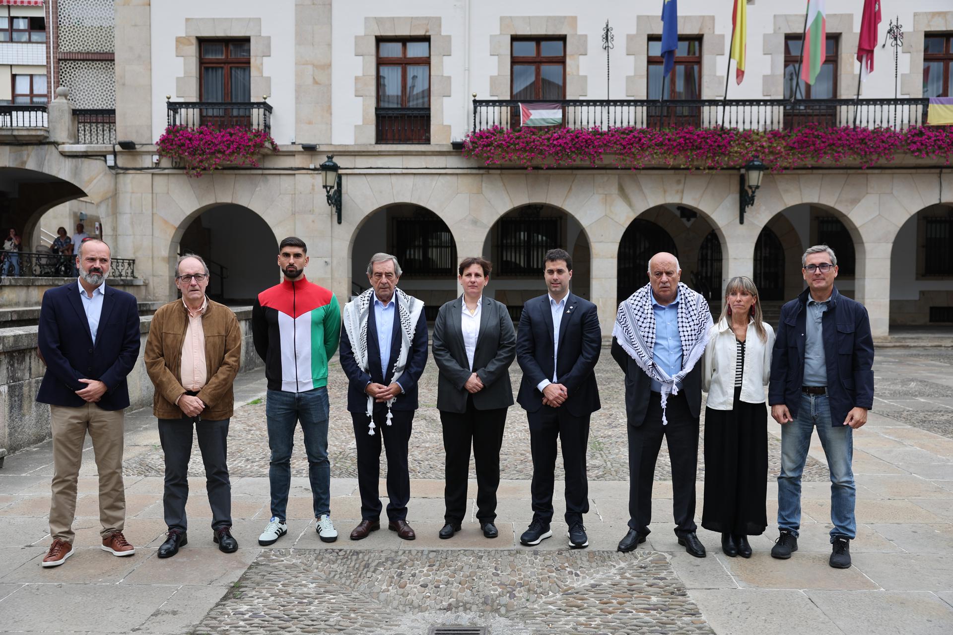 El presidente de la Federación Palestina de Fútbol, Jibril Rajoub, (3d) y la vicepresidenta este organismo Susan Shalabi, (c) Yaser Hamed, (3i) jugador vasco de esta selección, el presidente de la Federación Vasca, Iker Goñi, (4d) y el alcalde de Gernika, José Maria Gorroño, (4i) entre otros este sábado en la presentación del partido que enfrentará a ambas selecciones el próximo 15 de noviembre en San Mamés. EFE/Luis Tejido