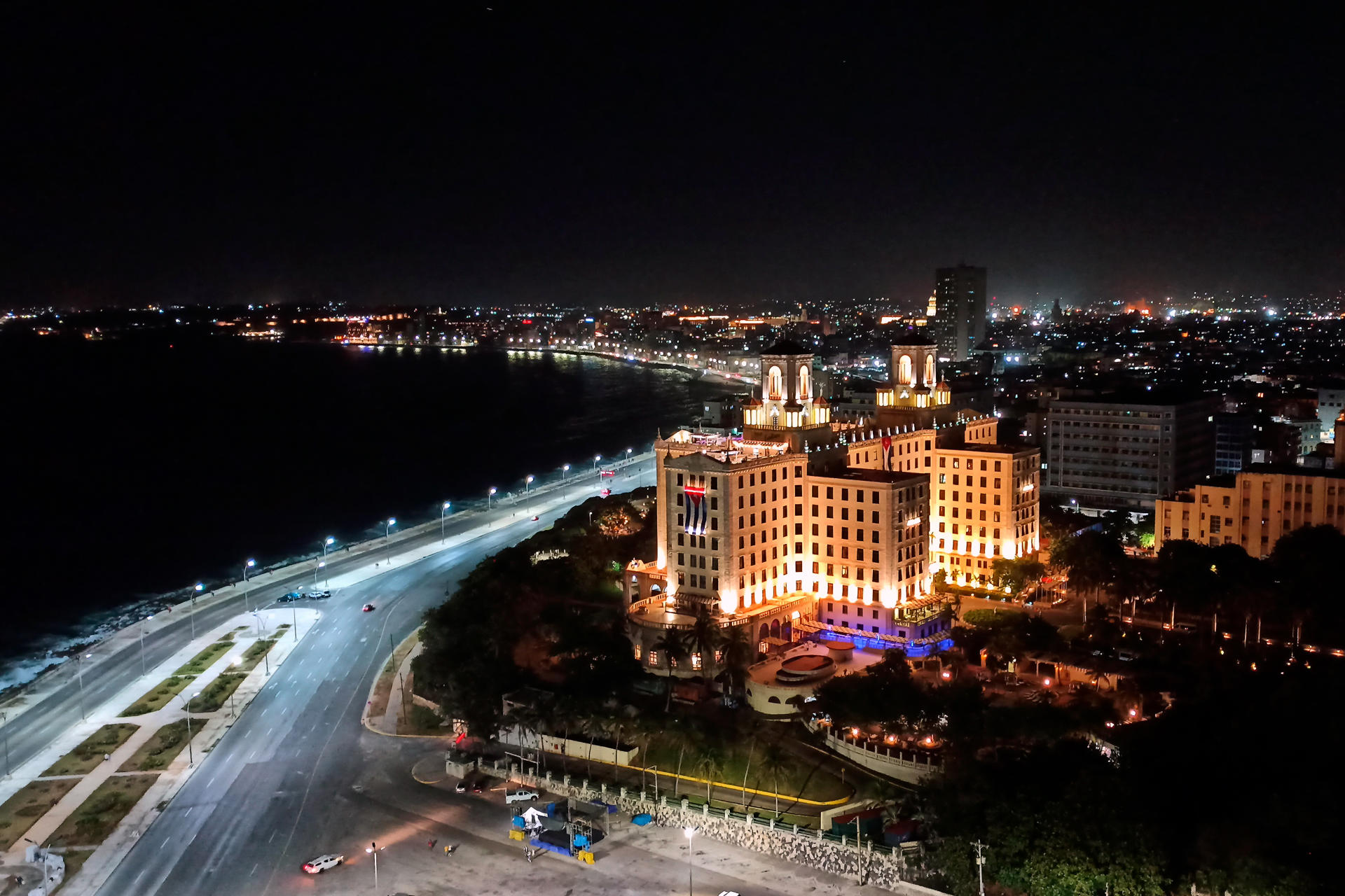 Fotografía panorámica durante la noche en La Habana (Cuba). EFE/ Ernesto Mastrascusa