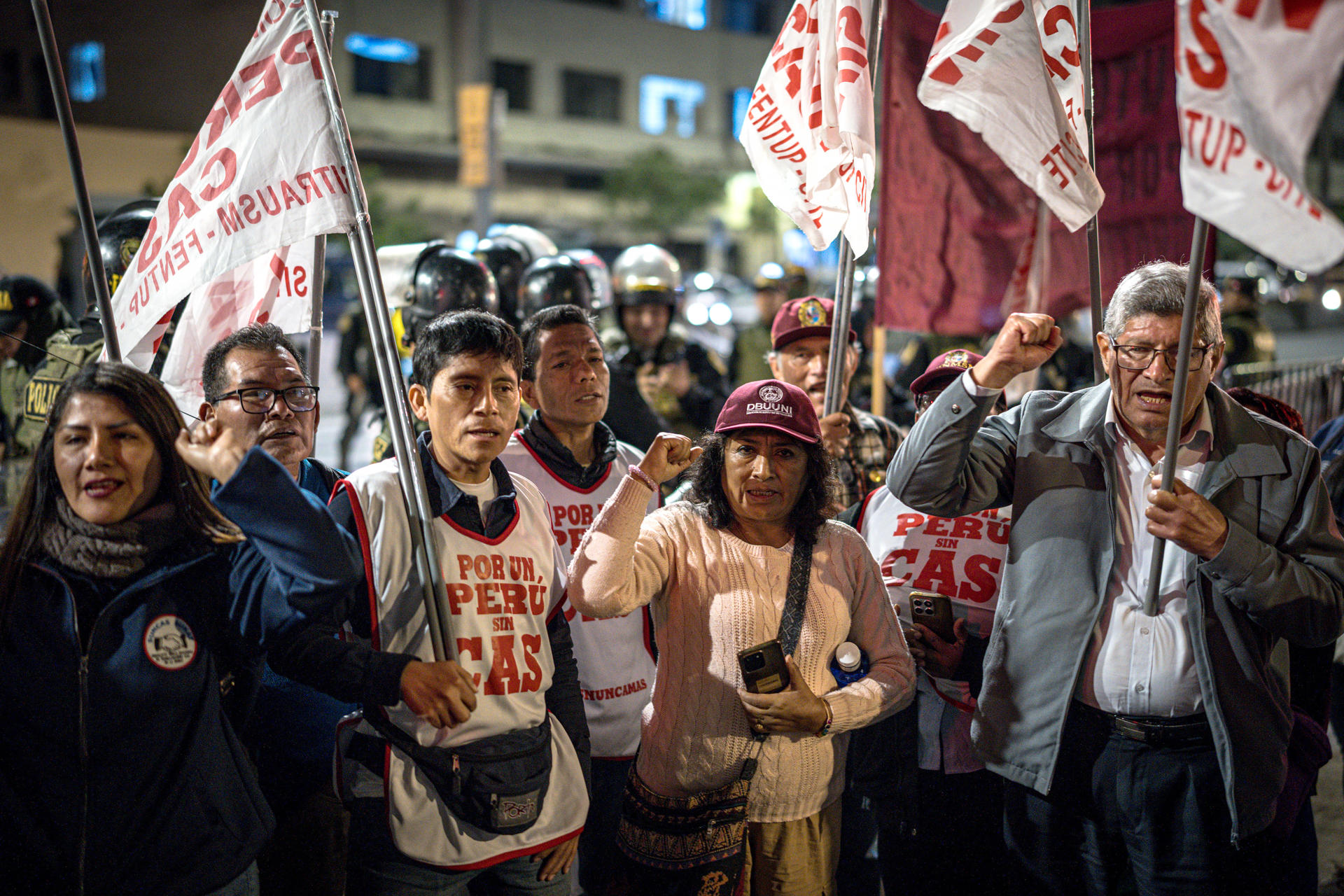Personas participan en una manifestación este jueves, en Lima (Perú). EFE/ John Reyes Mejia