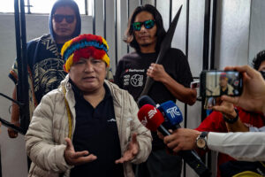 El presidente de la Conaie, Marlon Vargas, habla con periodistas este jueves, en la sede de la Confederación de Nacionalidades Indígenas de Ecuador, en Quito (Ecuador). EFE/ José Jácome