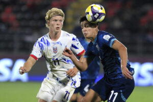César Miño (d) de Paraguay disputa el balón con Bork Bang-Kittilsen (i) de Noruega en un partido de octavos de final de la Copa Mundial Sub-20. EFE/ Benjamín Hernández