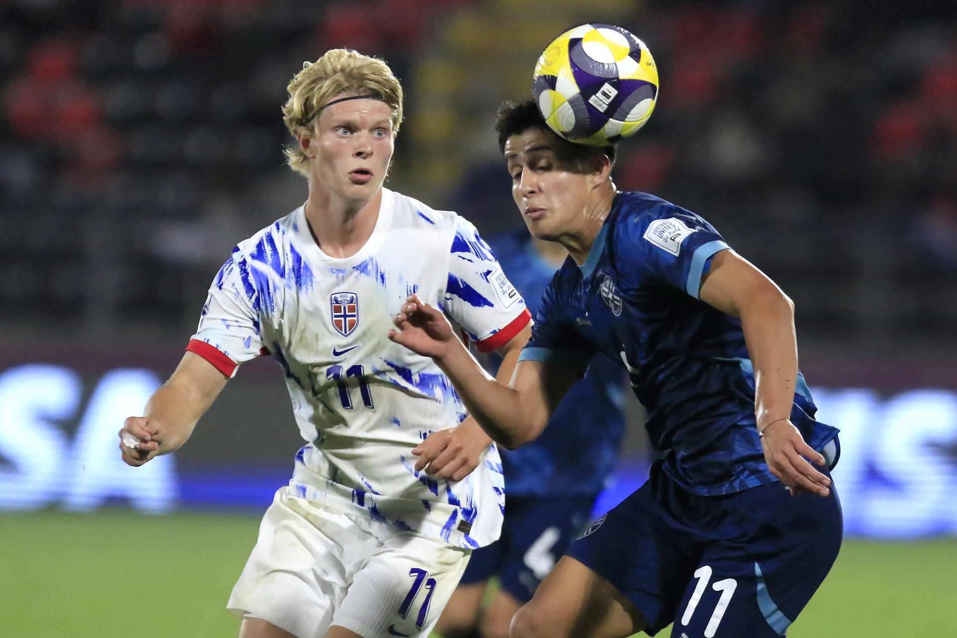 César Miño (d) de Paraguay disputa el balón con Bork Bang-Kittilsen (i) de Noruega en un partido de octavos de final de la Copa Mundial Sub-20. EFE/ Benjamín Hernández