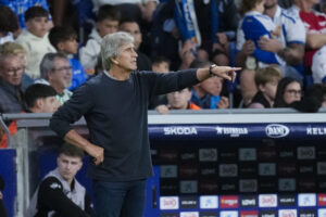 El entrenador del Betis Manuel Pellegrini, durante el partido ante el Espanyol. Su equipo se enfrentará al Palma del Río, en la primera eliminatoria de la Copa del Rey.EFE/Enric Fontcuberta