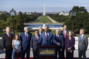 Líderes republicanos de la Cámara de Representantes y del Senado de los Estados Unidos, incluyendo al presidente de la Cámara, Mike Johnson (centro-izquierda), y al líder de la mayoría en el Senado, John Thune (centro), hablan con los medios sobre el cierre del gobierno desde el Capitolio de los EE. UU. en Washington (EE.UU.). EFE/EPA/JIM LO SCALZO