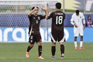 Gilberto Mora (i) y Obed Vargas de México celebran un gol en un partido del grupo C de la Copa Mundial Sub-20. EFE/ Osvaldo Villarroel