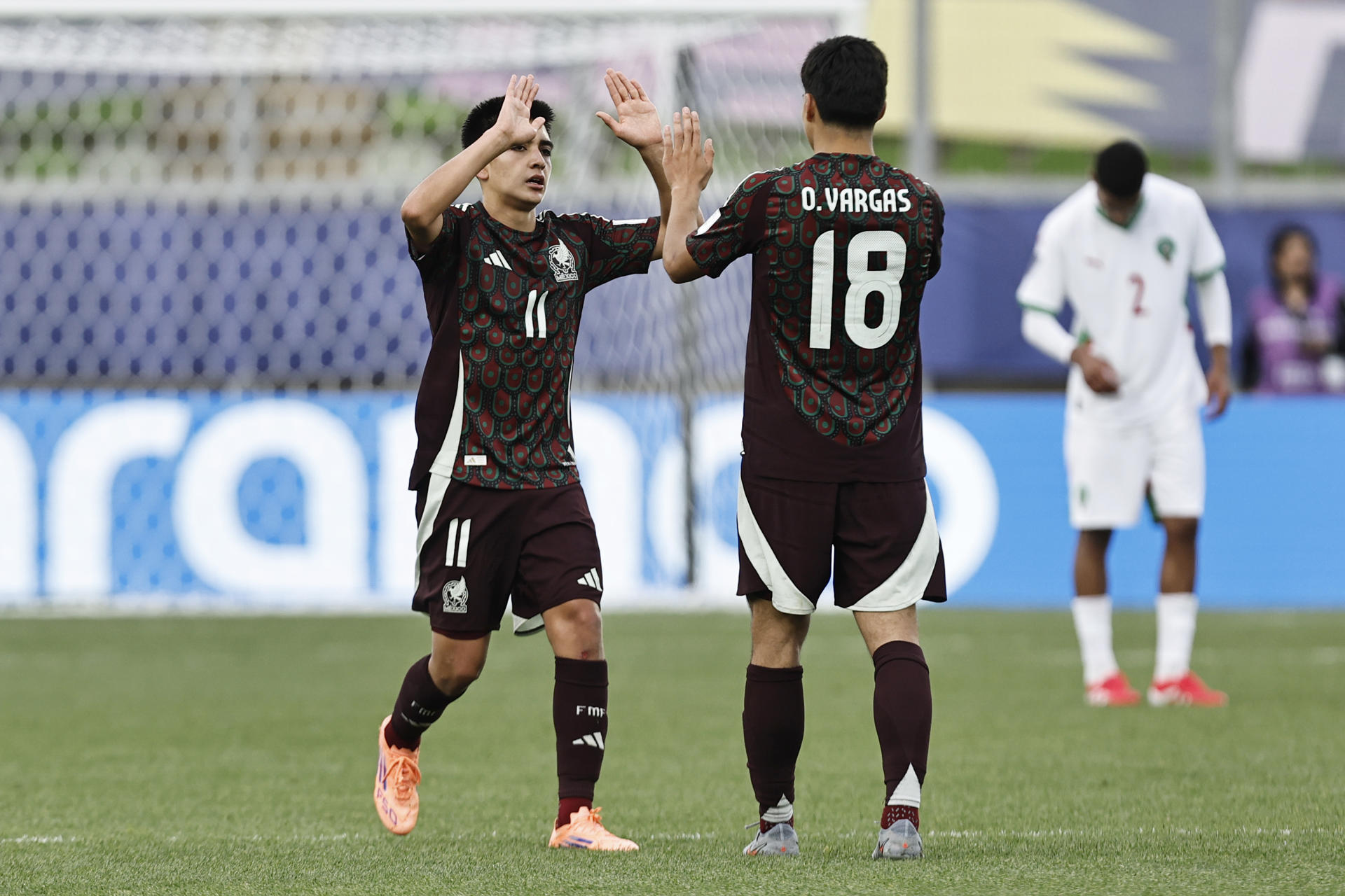 Gilberto Mora (i) y Obed Vargas de México celebran un gol en un partido del grupo C de la Copa Mundial Sub-20. EFE/ Osvaldo Villarroel