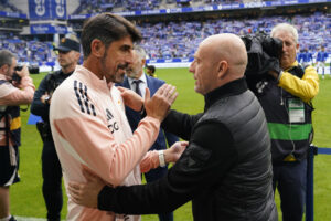 El entrenador del Real Oviedo, Veljko Paunovic (i), saluda a su homólogo del Levante, Julián Calero, momentos antes del inicio del partido de LaLiga EA Sports disputado por ambos equipos el pasado sábado en el Estadio Carlos Tartiere de Oviedo. EFE/ Paco Paredes