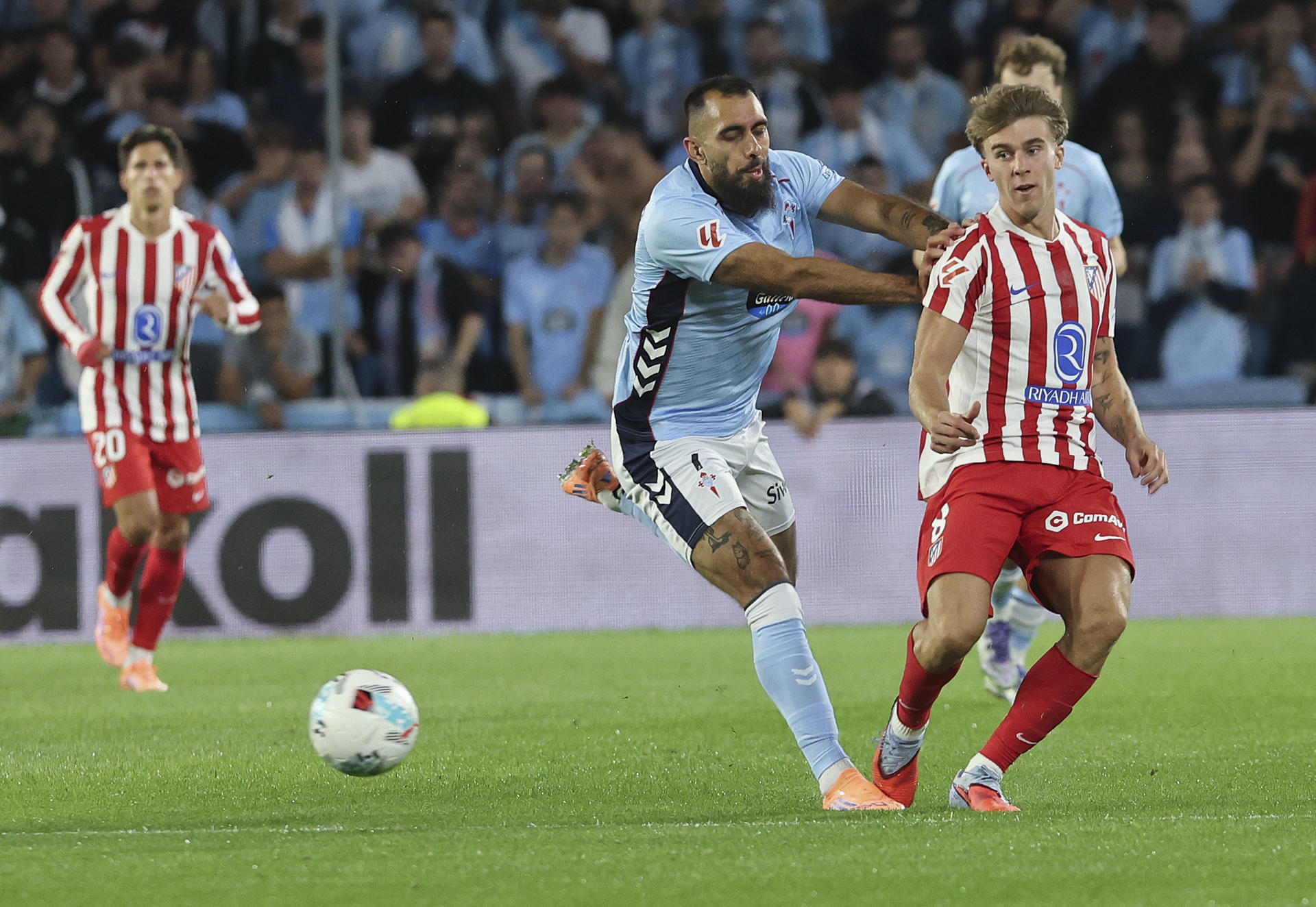 El delantero del Celta Borja Iglesias (c) pelea un balón con Pablo Barrios (d), del Atlético, durante el partido de la octava jornada de LaLiga EA Sports que Celta de Vigo y Atlético de Madrid disputan este domingo en el estadio de Balaídos. EFE/Salvador Sas
