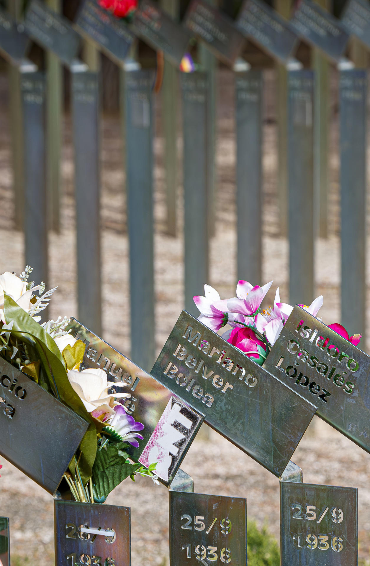 En la imagen de archivo, memorial a las víctimas de la violencia franquista, instalado en el cementerio de Torrero de Zaragoza, con los nombres de 3.543 victimas de la represión política entre 1938 y 1946. EFE/ Javier Belver