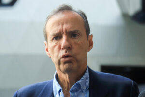 El candidato presidencial Jorge Tuto Quiroga ofrece declaraciones a los medios este sábado, en La Paz (Bolivia). EFE/ Gabriel Márquez