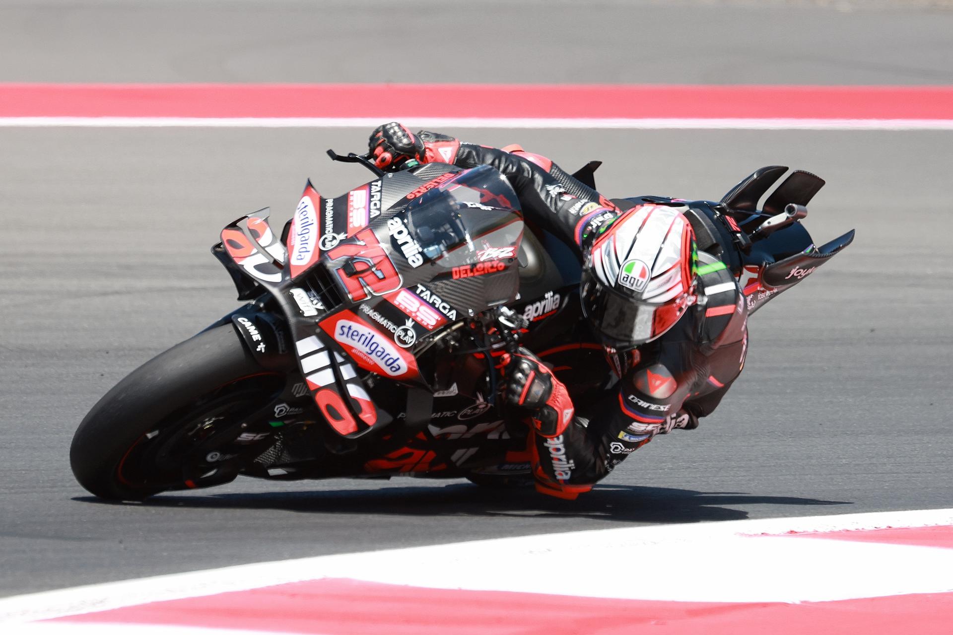 El italiano Marco Bezzecchi (Aprilia), durante los entrenamientos libres para el Gran Premio de MotoGP de Indonesia en el Circuito de Mandalika. EFE/EPA/ADI WEDA
