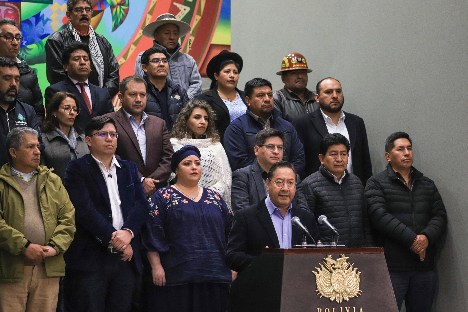 El presidente de Bolivia, Luis Arce (c-abajo), durante una alocución -en compañía de su gabinete de Gobierno-, este miércoles, 8 de octubre, en La Paz (Bolivia). EFE/Gabriel Márquez