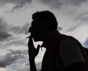 En la imagen de archivo, un hombre fuma un cigarrillo en Ciudad de México (México). EFE/Sáshenka Gutiérrez