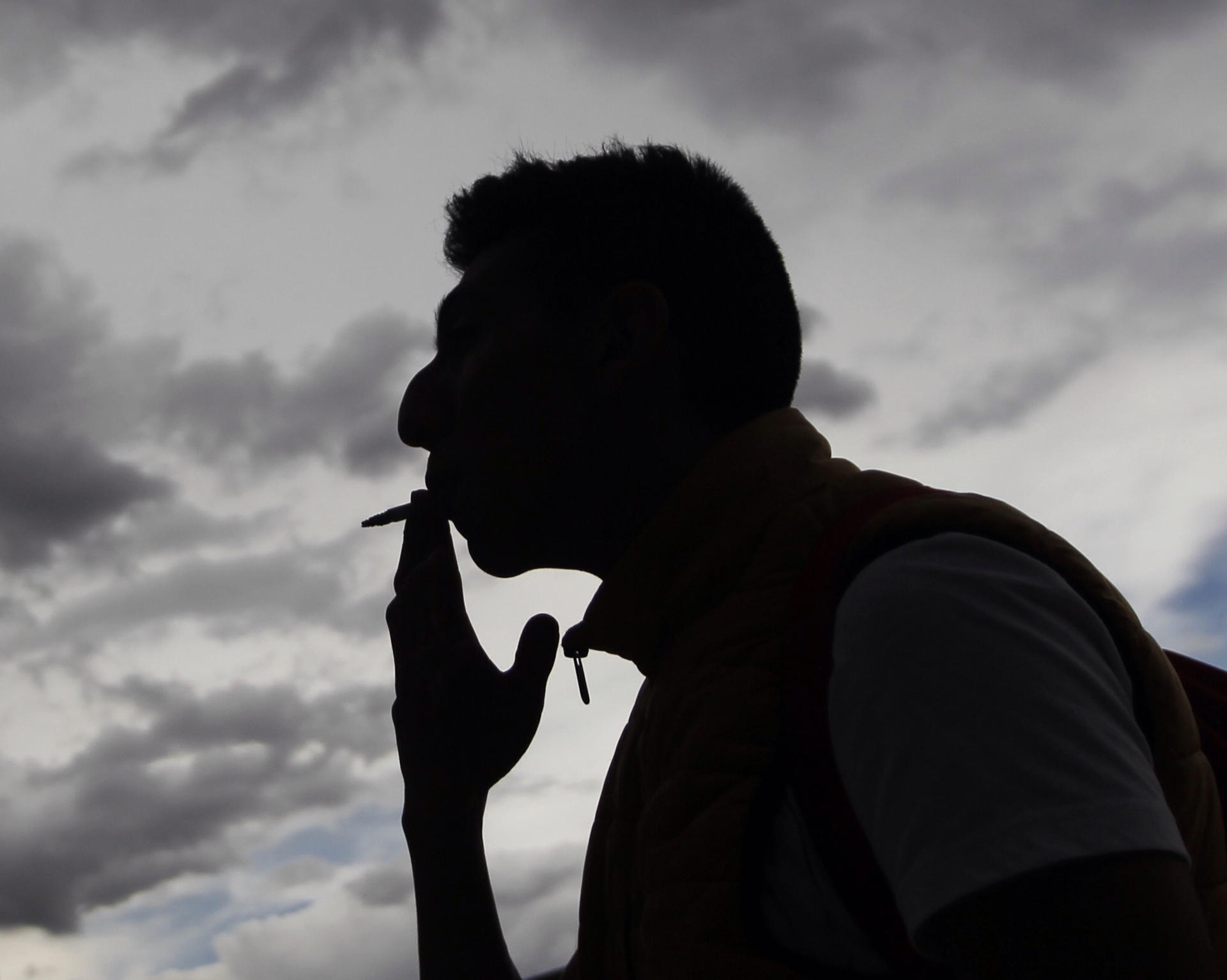 En la imagen de archivo, un hombre fuma un cigarrillo en Ciudad de México (México). EFE/Sáshenka Gutiérrez