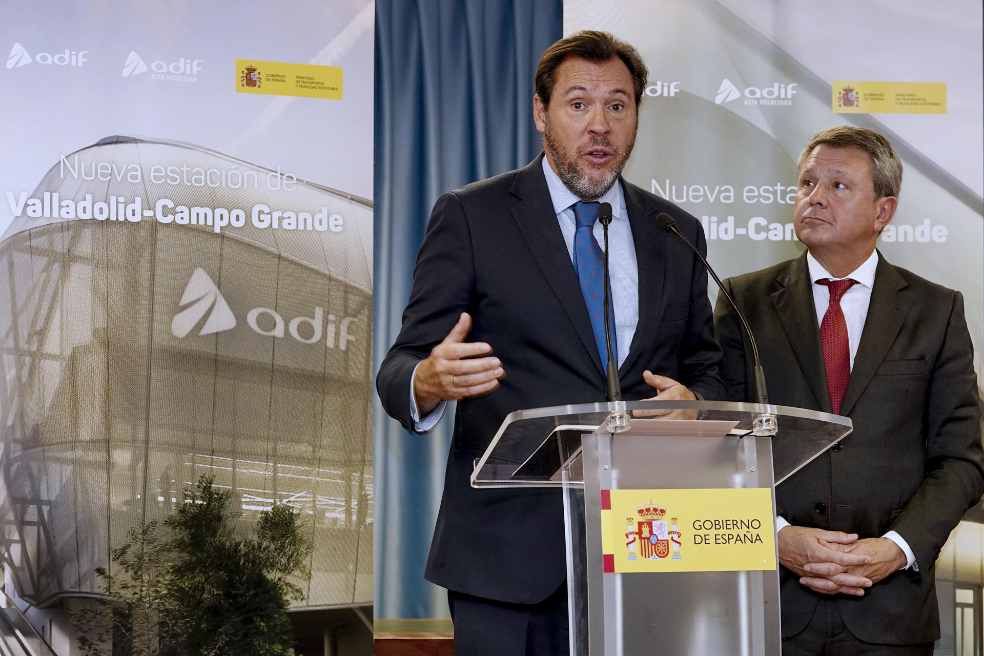 El ministro de Transportes y Movilidad Sostenible, Óscar Puente (i), junto al ssecretario de Estado de Transportes y Movilidad Sostenible, José Antonio Santano (d), informan del resultado de la reunión del Consejo de Administración de la Sociedad Valladolid Alta Velocidad (SVAV) reunido esta mañana para valorar la continuidad de esta entidad.EFE/Nacho Gallego