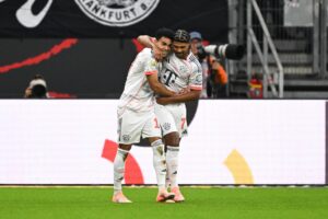 Luis Díaz celebra con su compañero Serge Gnabry el 0-1 del Bayern ante el Eintracht Fráncfort. EFE/EPA/FLORIAN WIEGAND