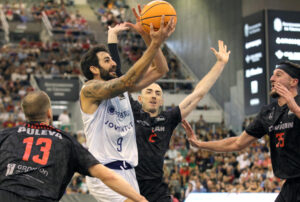 Los jugadores del Covirán Granada Matt Thomas (i), Jonathan Rousselle (2d) y Zach Hankins (d) rodean a Ricky Rubio, (2i), del Joventut de Badalona, durante el partido de la Liga Endesa contra el Joventut de Badalona, en el Palacio de los Deportes de Granada. EFE/ Pepe Torres