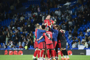 Los jugadores del Rayo celebran la victoria y "mantean" a 'Pacha' Espino al término del partido de LaLiga de fútbol que Real Sociedad y Rayo Vallecano disputaron en el Real Arena, en San Sebastián. EFE/Juan Herrero