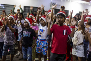 Niños participan en una celebración por el inicio de la temporada navideña este miércoles, en Caracas (Venezuela). EFE/Miguel Gutiérrez