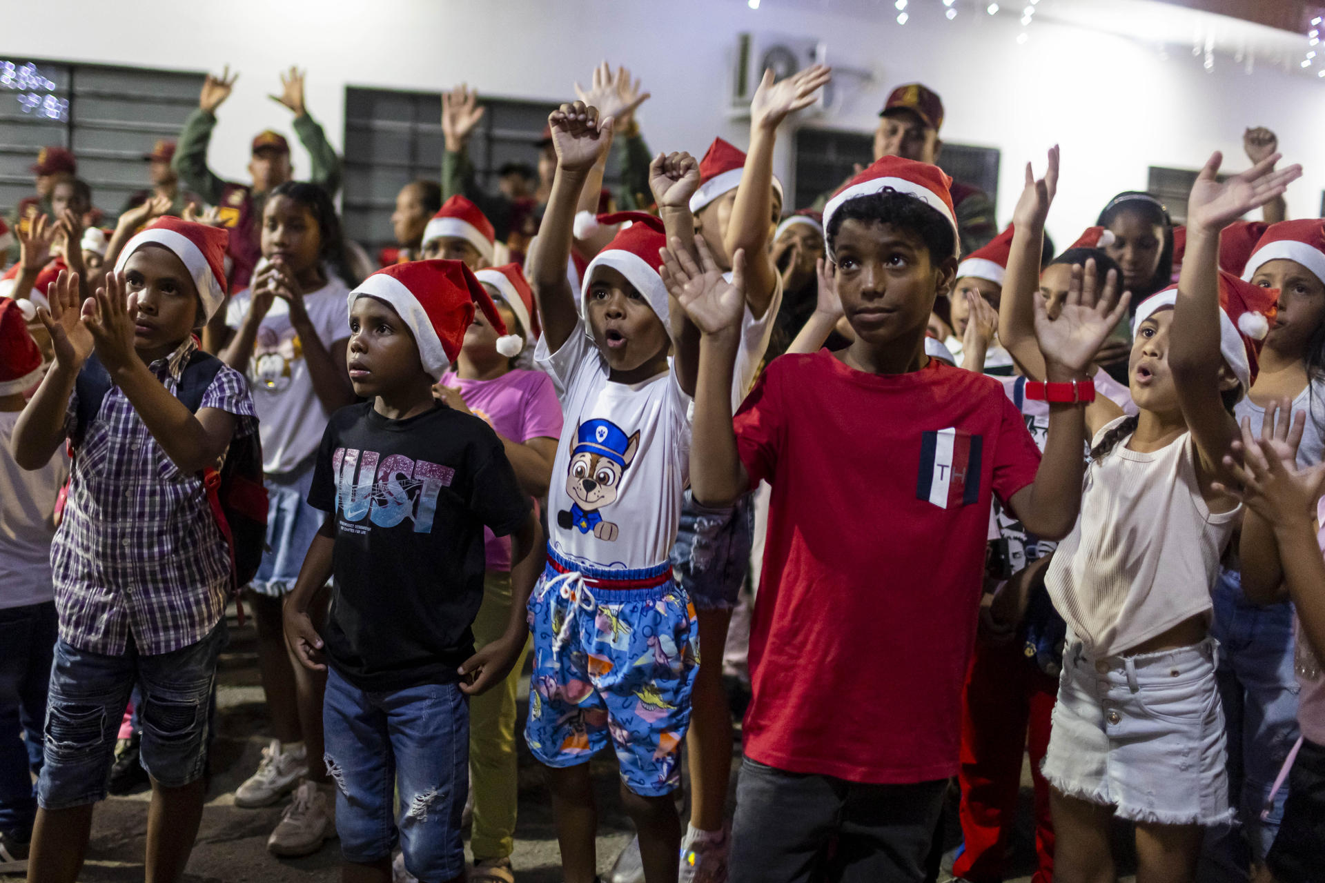 Niños participan en una celebración por el inicio de la temporada navideña este miércoles, en Caracas (Venezuela). EFE/Miguel Gutiérrez