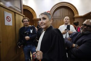Beatrice Zavarro, la abogada de Dominique Pelicot llega al tribunal penal de Gard, en Nimes, Francia, 07 de octubre de 2025. Un juicio de apelación que involucra a uno de los acusados condenados por las violaciones masivas cometidas contra Pelicot, será escuchado por el tribunal del 06 al 09 de octubre. (Francia) EFE/EPA/GUILLAUME HORCAJUELO