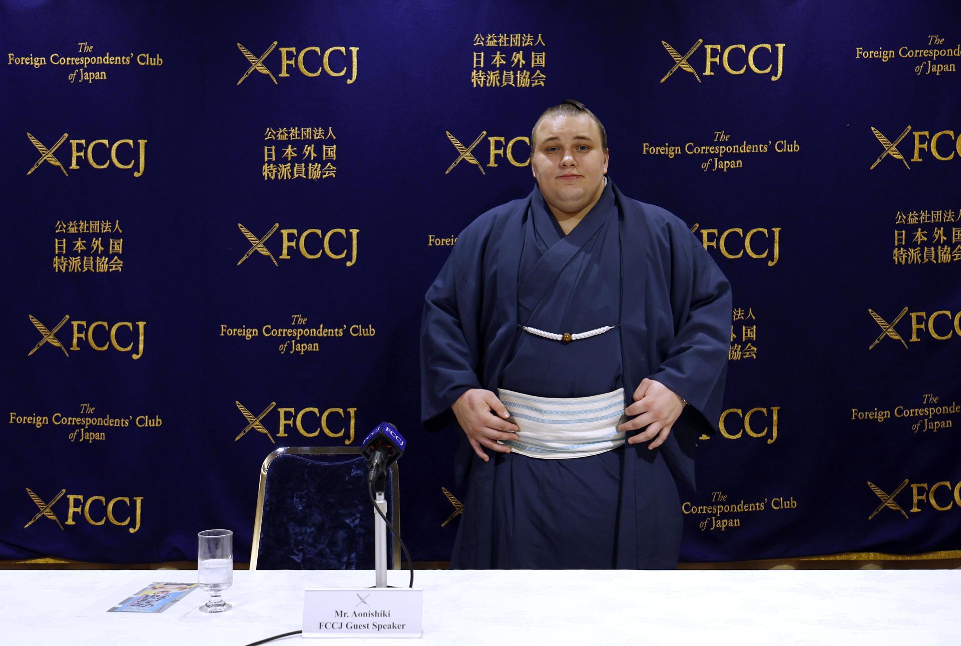 El luchador de sumo ucraniano Aonishiki posa para fotografías antes de una conferencia de prensa en el Club de Corresponsales Extranjeros de Japón en Tokio, EFE/EPA/FRANCK ROBICHON