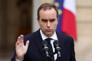El primer ministro saliente francés, Sebastien Lecornu, hace una declaración en Matignon (sede del gobierno) en París, el 6 de octubre de 2025. EFE/EPA/STEPHANE MAHE / POOL MAXPPP OUT