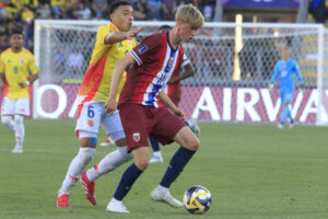 Elkin Rivero (i) de Colombia disputa el balón con Niklas Fuglestad de Noruega en un partido del grupo F de la Copa Mundial Sub-20. EFE/ Benjamín Hernández