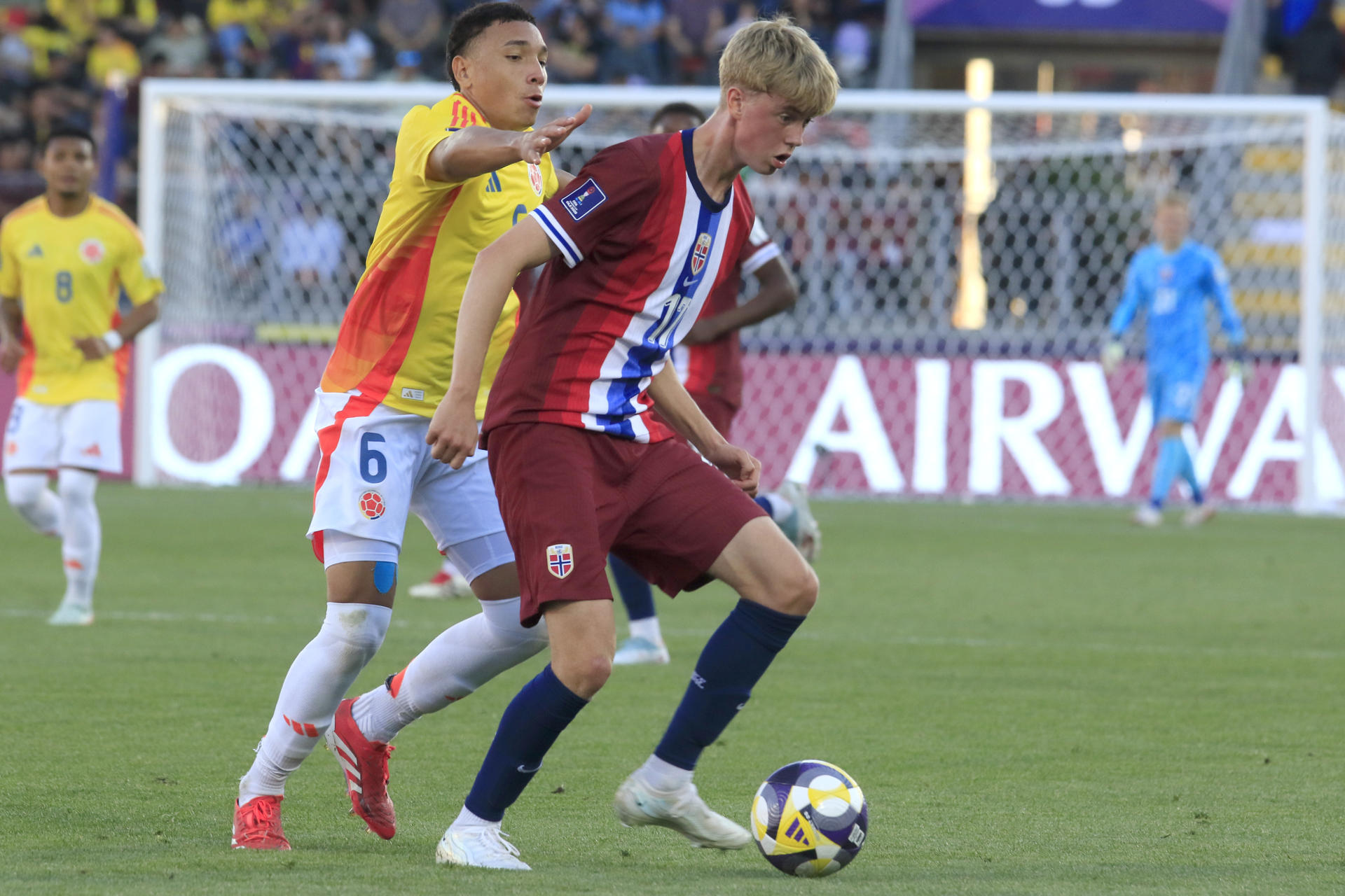 Elkin Rivero (i) de Colombia disputa el balón con Niklas Fuglestad de Noruega en un partido del grupo F de la Copa Mundial Sub-20. EFE/ Benjamín Hernández
