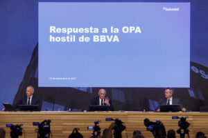 El presidente de Banco Sabadell, Josep Oliu (c), el consejero delegado, César González-Bueno (d), y el director financiero, Sergio Palavecino (i), durante la rueda de prensa en la que rechazaronn por unanimidad la opa hostil de BBVA. EFE/ Quique García