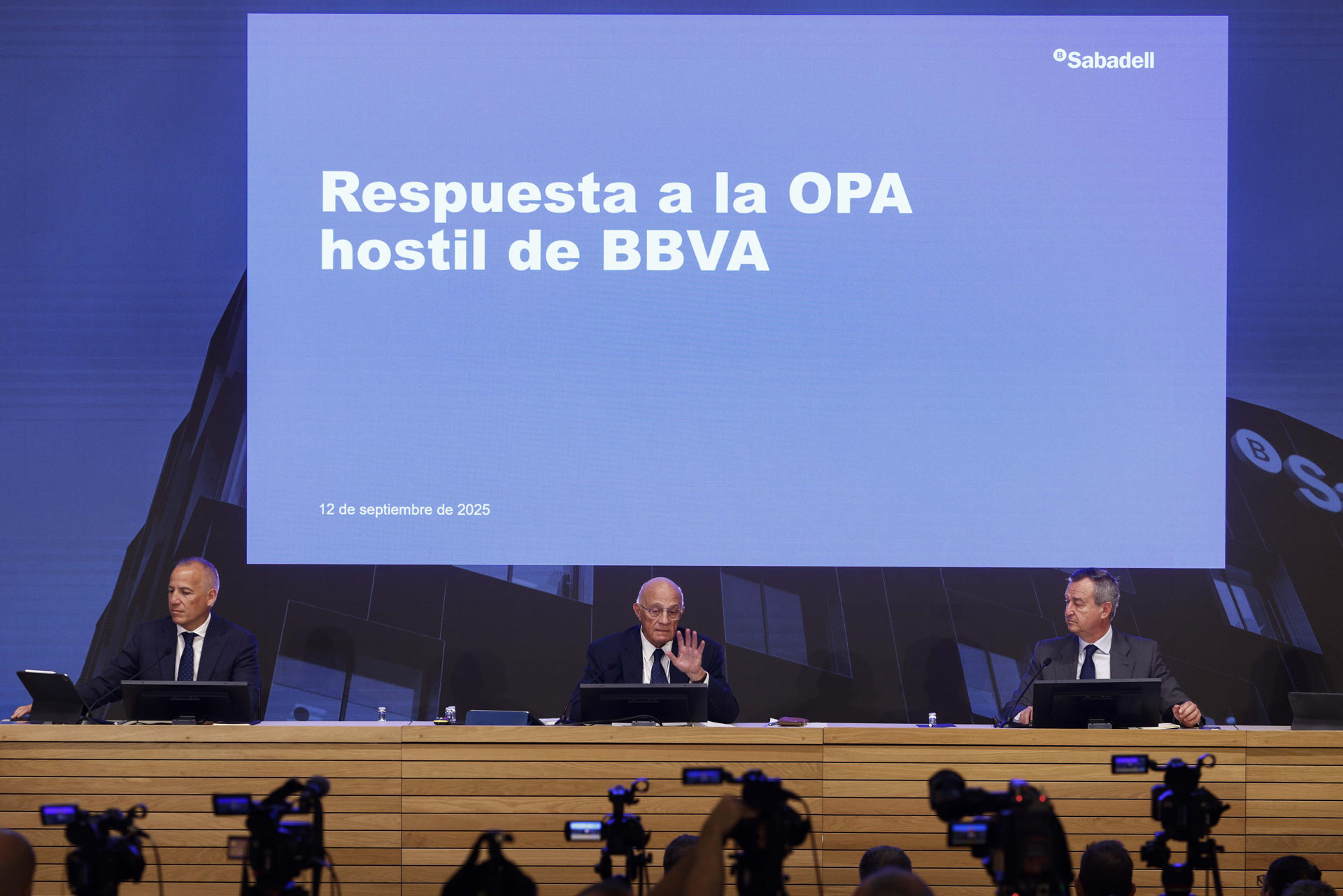 El presidente de Banco Sabadell, Josep Oliu (c), el consejero delegado, César González-Bueno (d), y el director financiero, Sergio Palavecino (i), durante la rueda de prensa en la que rechazaronn por unanimidad la opa hostil de BBVA. EFE/ Quique García