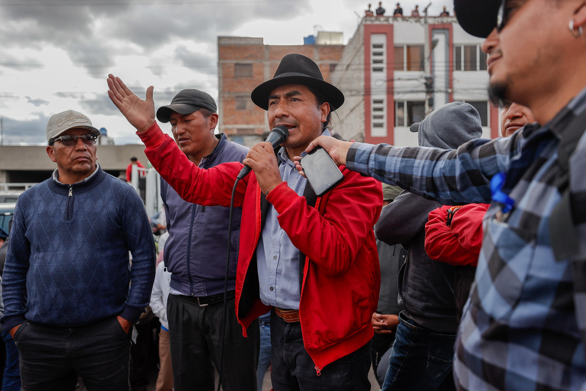 El expresidente de la Confederación de Nacionalidades Indígenas de Ecuador (Conaie), Leónidas Iza (c), habla durante una manifestación este martes, en Pujilí (Ecuador). EFE/ José Jácome
