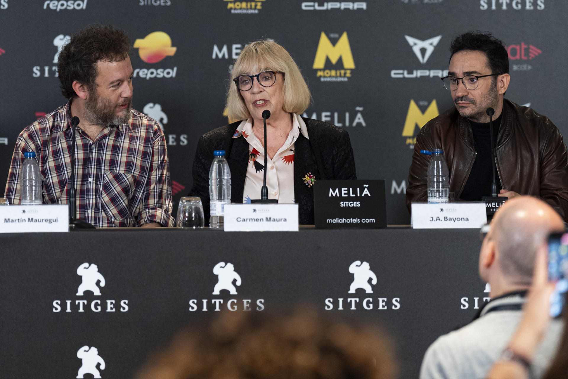 La actriz Carmen Maura (c), el productor J.A. Bayona (d), y el director argentino Martín Mauregui (i), durante la presentación de su película "Vieja Loca" en la 58ª edición del Festival Internacional de Cine Fantástico de Sitges. EFE/Siu Wu