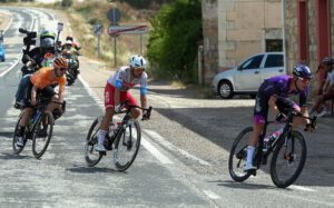 Fotografía de Santi Otero, en la que puede verse en una imagen de archivo del 5 de agosto de 2024 al ciclista Iker Mintegi (i), del Euskatel Euskadi, durante una prueba en España. EFE