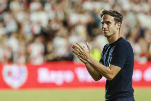 El entrenador del Rayo Vallecano, Iñigo Pérez. EFE/Mariscal