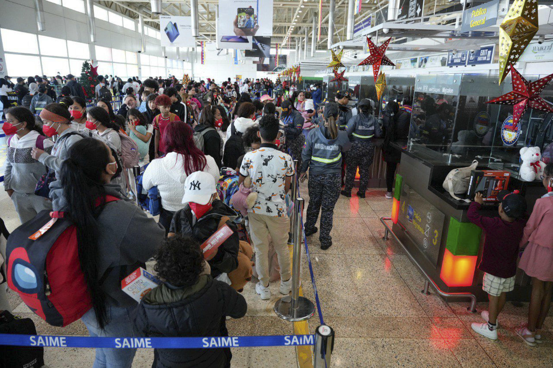 Fotografía cedida donde se observa a personas ingresar al país en el aeropuerto internacional Simón Bolívar, en Maiquetia (Venezuela). EFE/ Ministerio de Interior, Justicia y Paz