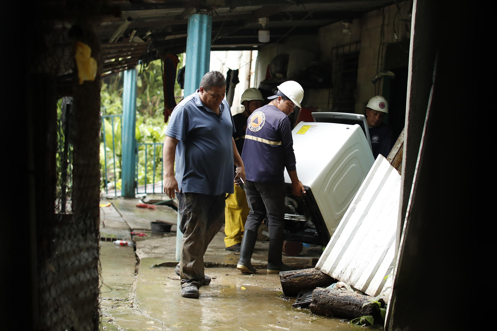 Organismos de socorro sacan objetos de una vivienda en la zona donde un derrumbe destrozó una vivienda este martes, en Ciudad Delgado (El Salvador). EFE/ Rodrigo Sura

