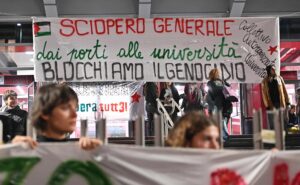 Protesta en Turín contra la interceptación de la Flotilla. EFE/EPA/Alessandro Di Marco