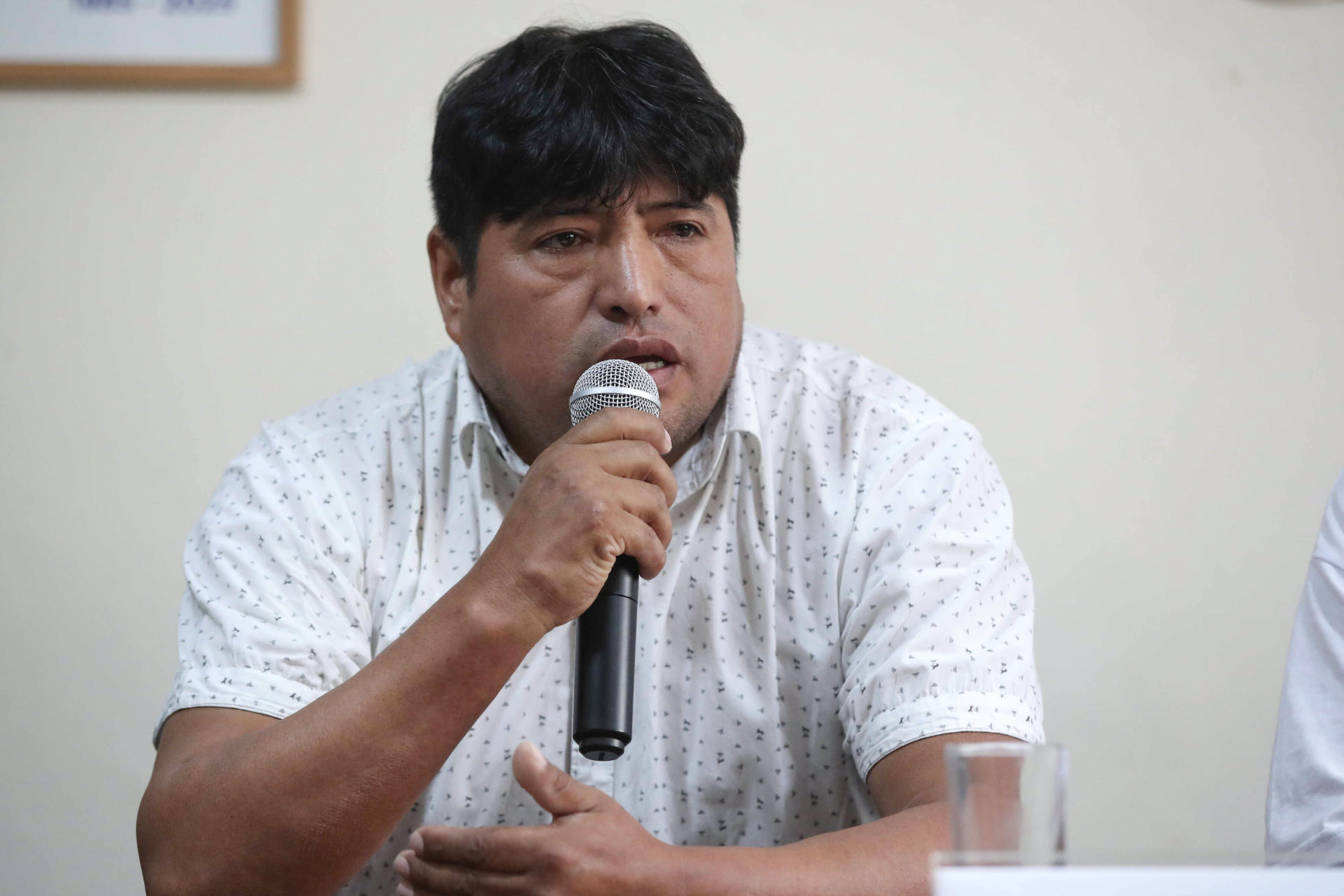 AME5702. LIMA (PERÚ), 07/10/2025.- El representante de Alianza Gremial Nacional de Transportistas de Perú, Miguel Huaroto, habla en una rueda de prensa este 7 de octubre de 2025, en la Coordinadora Nacional de Derechos Humanos, en Lima (Perú). EFE/ Paolo Aguilar
