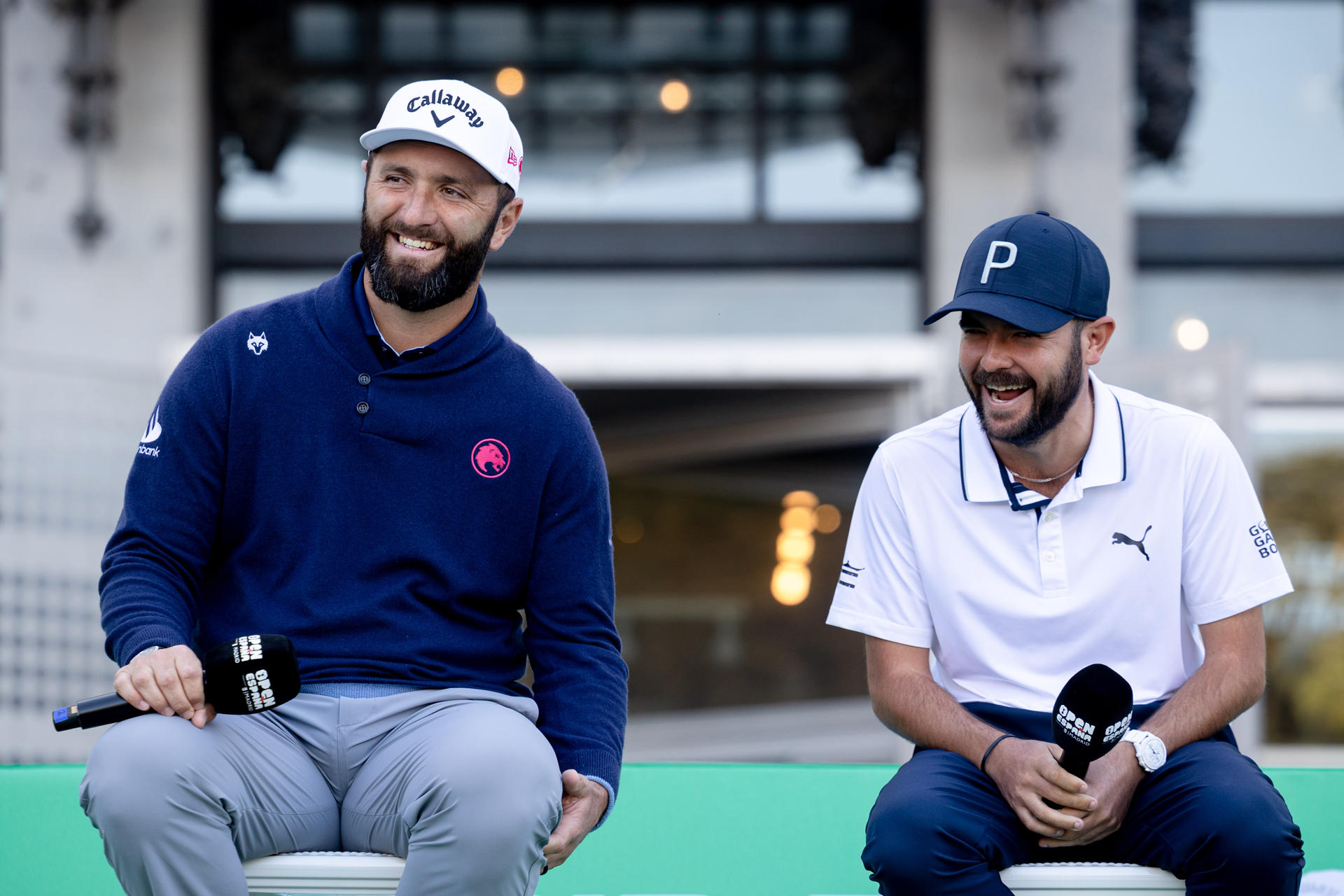 Los golfistas españoles Jon Rahm (i) y Ángel Hidalgo protagonizan en la plaza de Cibeles la presentación oficial del Open de España de Golf. EFE/ Daniel González
