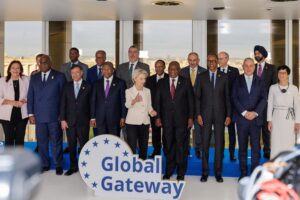 (primera fila de izquierda a derecha) Comisaria de la UE para el Mediterráneo, Dubravka Suica, Presidente de la República Democrática del Congo, Felix Tshisekedi, Presidente de Colombia, Gustavo Petro, Presidente de Angola, Joao Lourenco, Presidente de la Comisión Europea, Ursula von der Leyen, Presidente de Sudáfrica, Cyril Ramaphosa, Presidente de Ruanda, Paul Kagame. EFE/OLIVIER MATTHYS