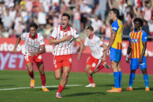 El centrocampista del Girona Arnau Martínez, celebra su gol contra el Valencia durante el partido de la jornada 8 de la LaLiga EA Sports entre el Girona FC y el Valencia, este sábado en el estadio municipal de Montilivi.-EFE/ David Borrat