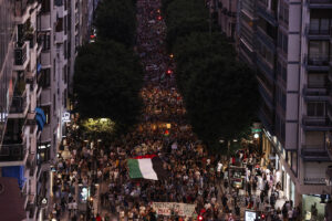 Miles de personas han participado en la manifestación convocada por el movimiento BDS País Valencià y la plataforma Embargament d'Armes Ja! bajo el lema "Boicot Israel, Palestina lliure!". EFE/Manuel Bruque