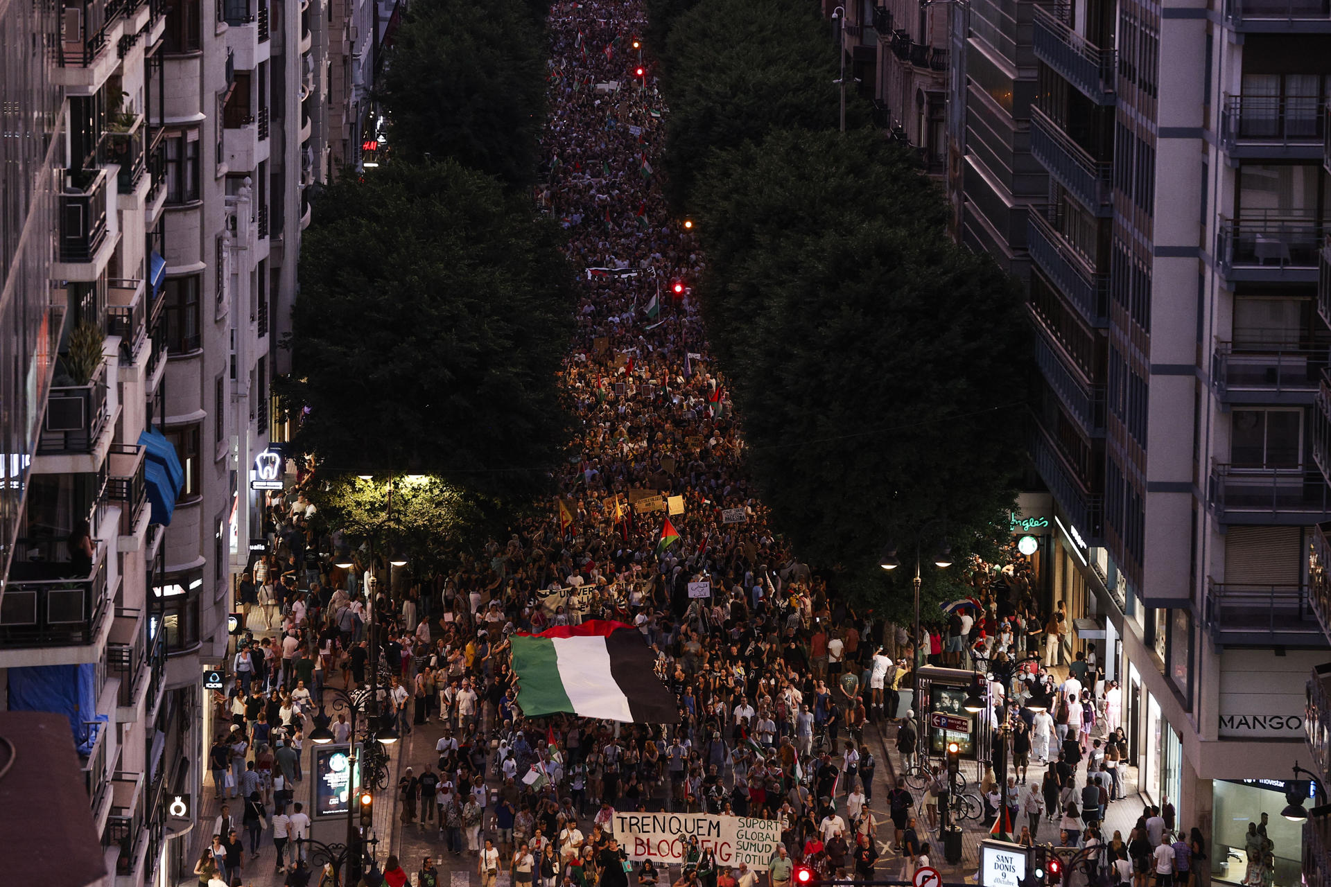 Miles de personas han participado en la manifestación convocada por el movimiento BDS País Valencià y la plataforma Embargament d'Armes Ja! bajo el lema "Boicot Israel, Palestina lliure!". EFE/Manuel Bruque